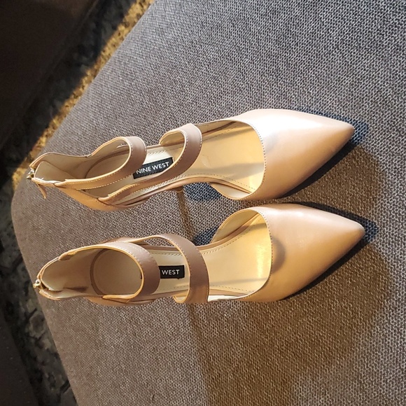 Nine West Nude Leather Pointed Toe Heels with Gold Chain Detail – Size 8.5 main image 0